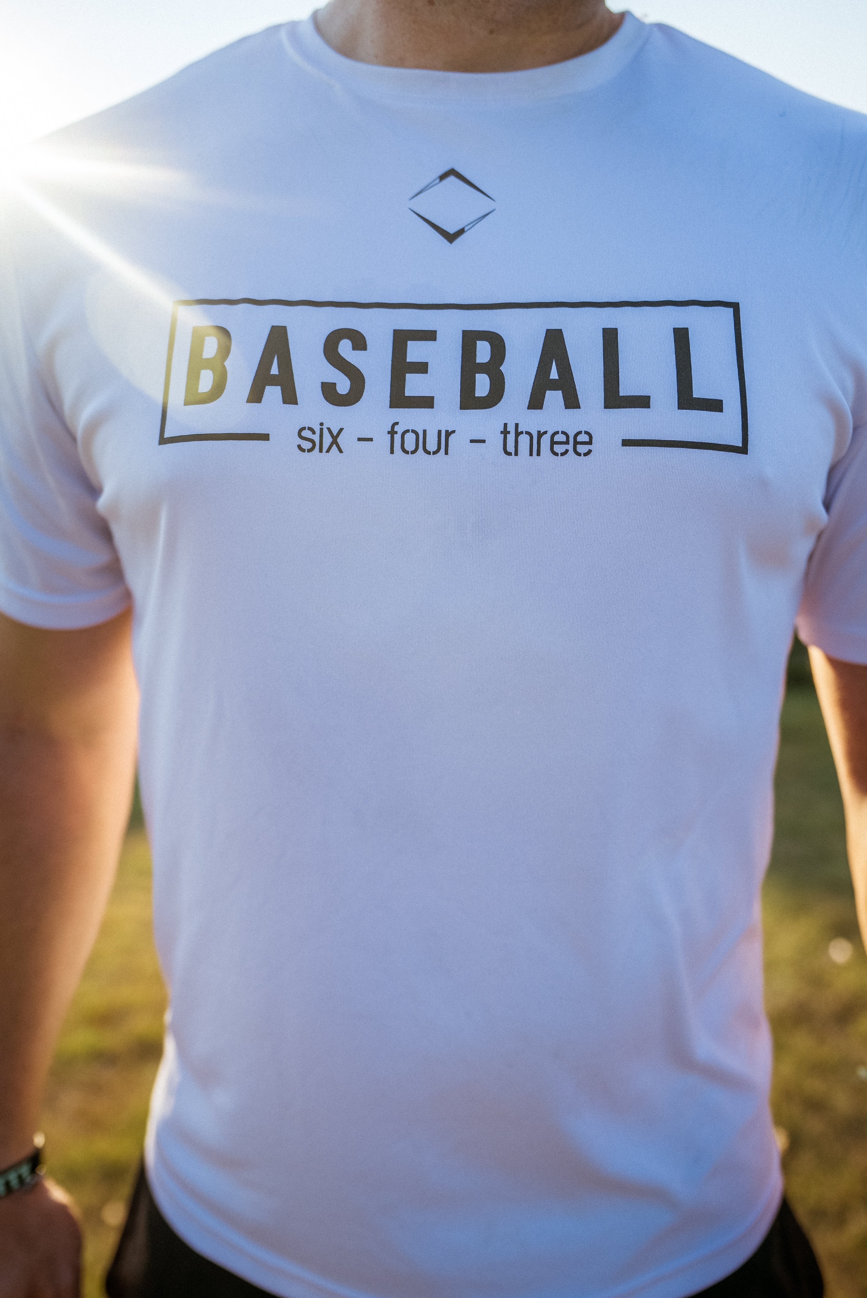 BOX PERFORMANCE TEE - WHITE/BLACK V1